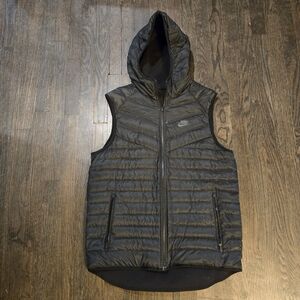 Nike AeroLOFT 800 Reversible Men's Black Hooded Puffer Vest